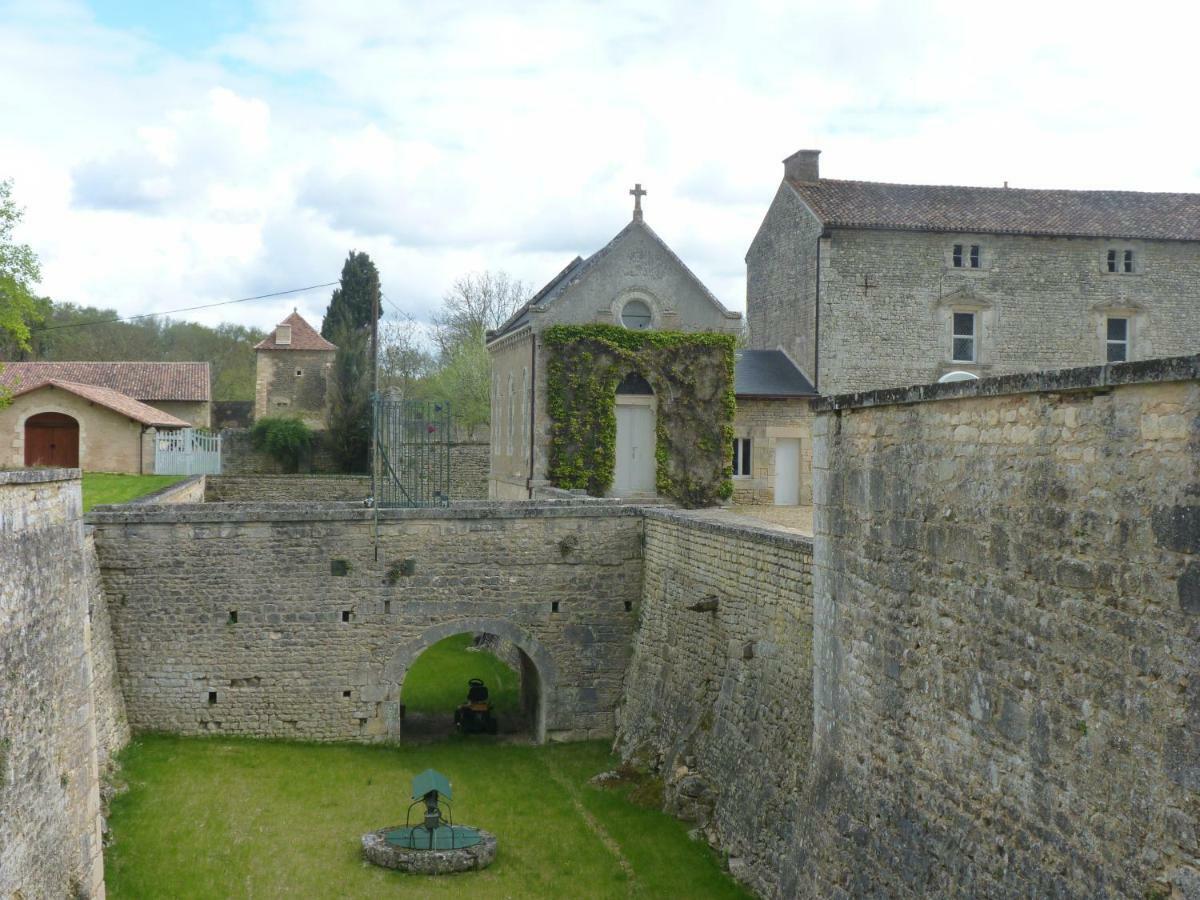 Logis Du Chateau Du Bois Doucet Bignoux Exterior foto